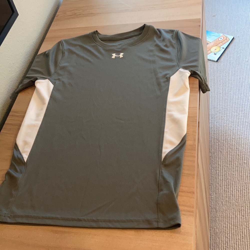 Under armor t-shirt looks brand new just no tags